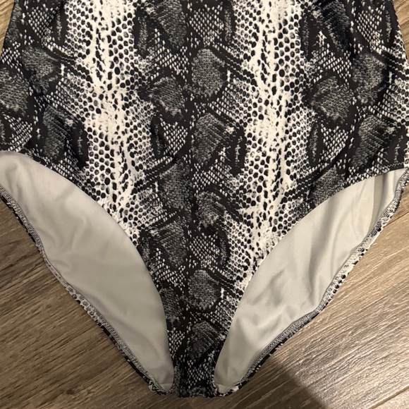 Stylish Black and White Women’s One Piece - Picture 3 of 4